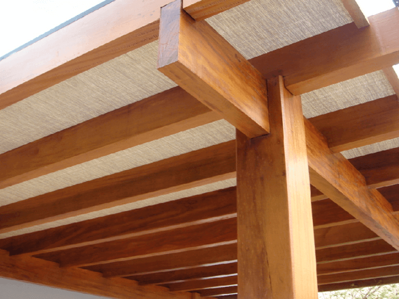 Viga de madeira para telhado no interior de SP